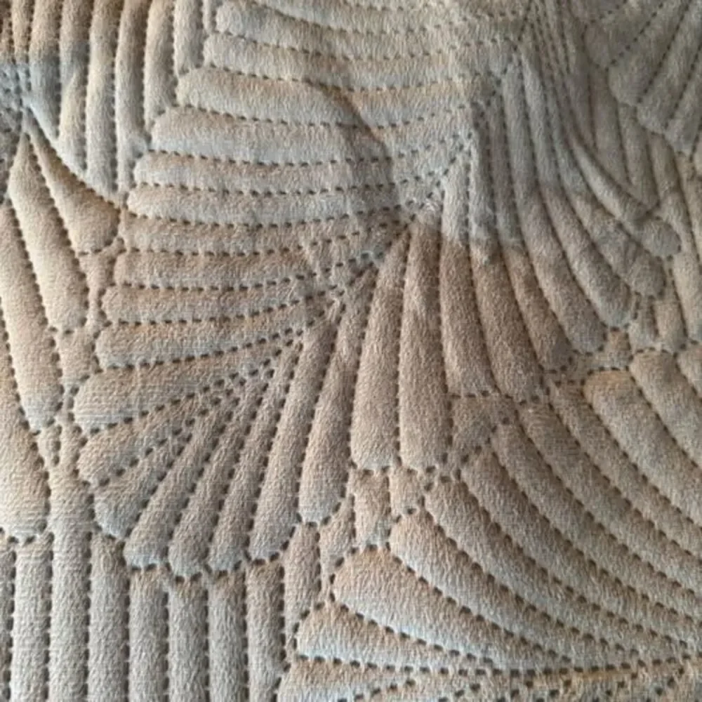 Queen comforter and large two pillowcases